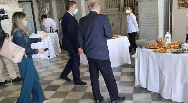 Buffet vietati, ma all'inaugurazione a Genova i politici si tuffano sul banchetto. Il sindaco si scusa: «Ho preso una pizzetta»