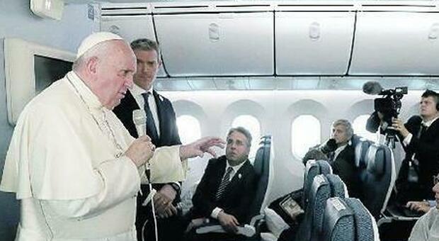 Papa Francesco fa la paternale ai giornalisti, «non fermatevi alla informazione di palazzo»
