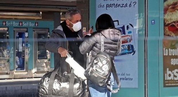 Coronavirus a Napoli, commercianti contro de Magisitris: «Impossibile disinfestare tutti i negozi»