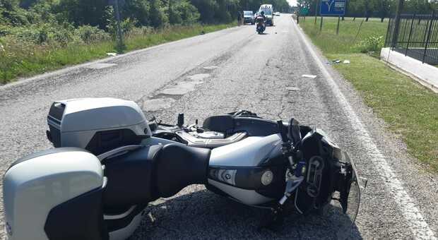 Lo scooter finito sull'asfalto 40 metri dopo l'impatto (foto polizia locale)