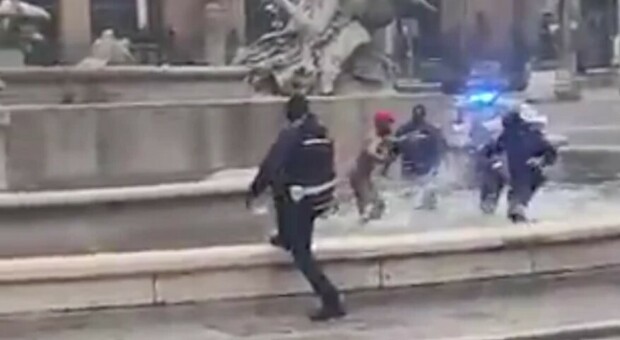 Roma, esibizionisti nudi nella fontana o picchiatori in strada armati di cinghia: boom di gesta da "fuori di testa"