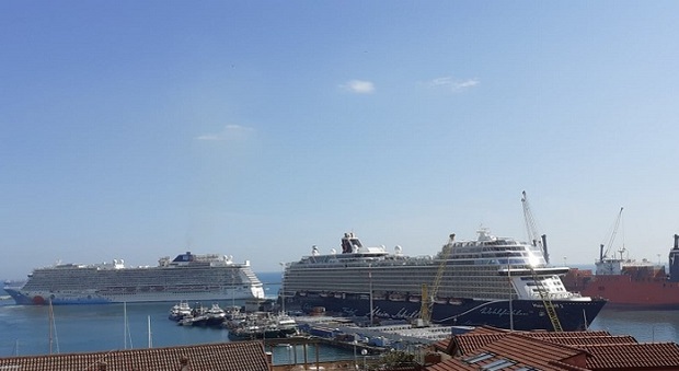 Le due navi da crociera approdate stamattina a Salerno