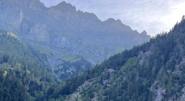 Si lancia nel vuoto con la tuta alare: base jumper (disperso da giorni) trovato morto sulle Alpi svizzere