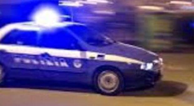 Blitz contro gli spacciatori a Termini: poliziotti presi a sassate, 2 arresti e cinque agenti feriti in via Giolitti
