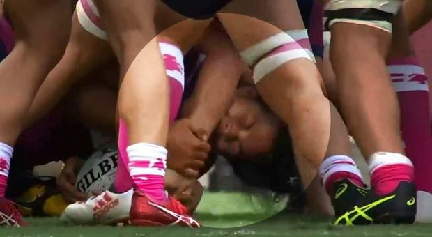 Rugby, morde al braccio l'avversaria durante una mischia: squalificata la capitana dell'Australia Video
