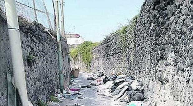Degrado a Ercolano: rifiuti, frigoriferi e scarti edili nella strada trasformata in discarica