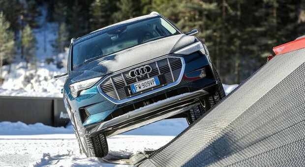 Un'Audi e-tron, sarà protagonista della mobilità sostenibile durante i mondiali di Sci di Cortina