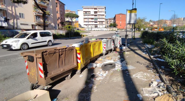 La fermata bus del Rione Traiano bloccata dai rifiuti