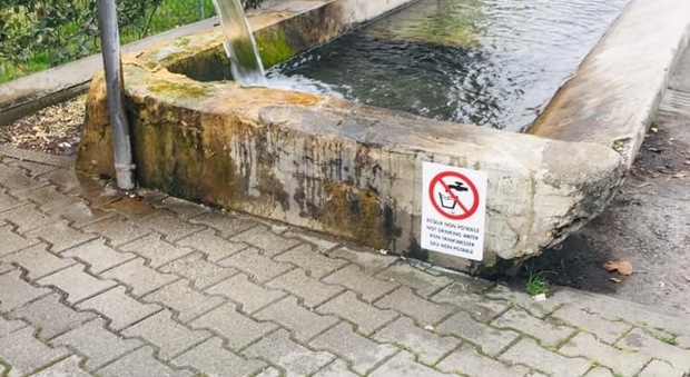 Una fontana con l'acqua non potabile a Borgomeduna