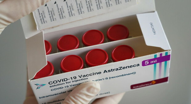 Vaccini, l'Italia blocca l'export di dosi Astrazeneca