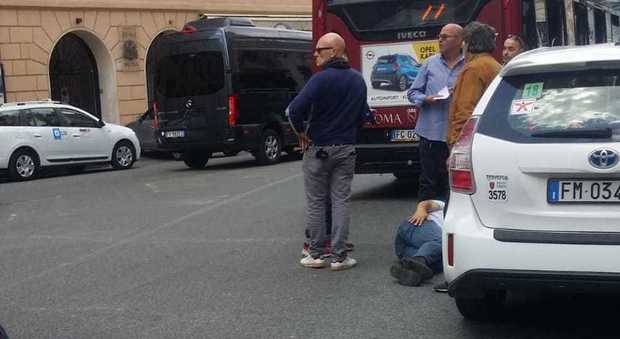 Roma, autobus investe tassista a piazza San Silvestro
