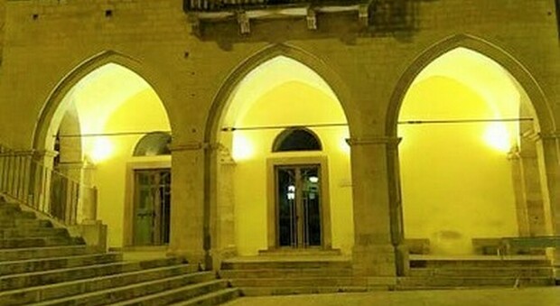 Il palazzo municipale di Priverno illuminato di giallo per lo "Stop all'Endometriosi"