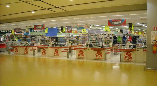 Sos per i dipendenti Auchan: «In 137 senza futuro nel Napoletano»
