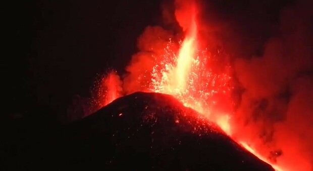 Etna, nuova eruzione: fontane di lava alte fino a 1000 metri. Il vulcanologo: «Nessun pericolo»