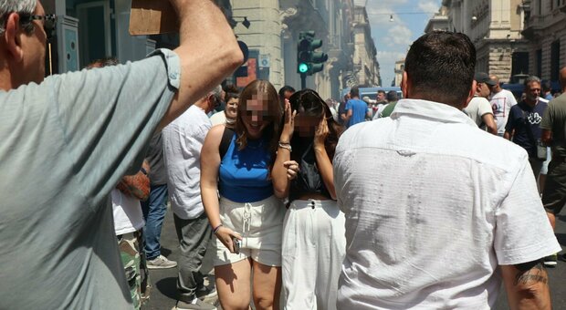 Roma ostaggio della protesta dei taxi, terrore tra i turisti: «Questo è un incubo»