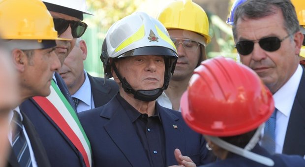 Berlusconi: «Pronto a governare ma se non ho maggioranza, mi ritiro. Di Maio? Dietro di lui c'è Davigo». A Ischia in ritardo, yacht in avaria