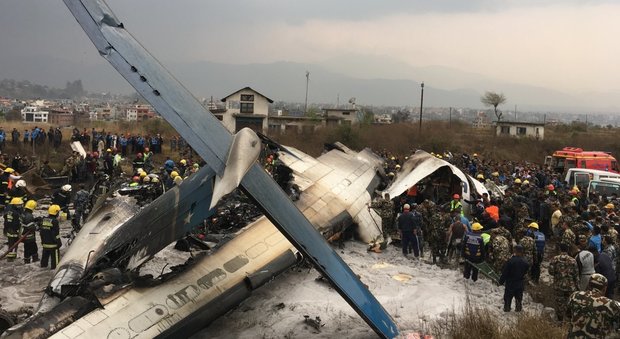 Aereo si schianta al suolo durante atterraggio sulla pista di Kathmandu