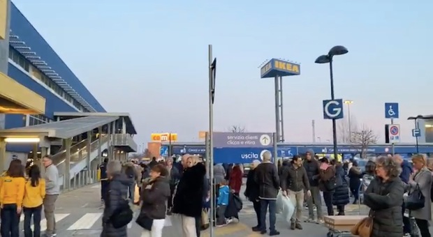 Paura all'Ikea: evacuato il negozio per un allarme, cosa è successo