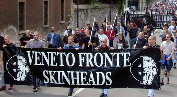 Una manifestazione skinheads