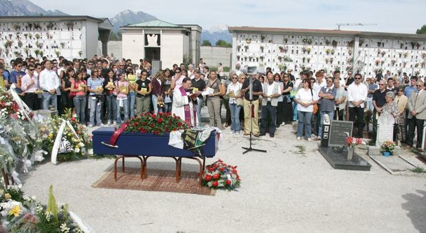Il funerale di Alessio Tisot in cimitero a Santa Giustina nel 2006
