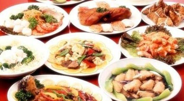 Disgustosa scoperta: carne piena di vermi destinata a ristorante cinese