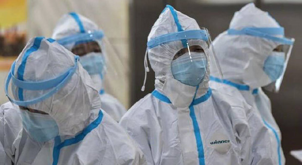 Coronavirus, la guerra impari dei medici cinesi: 1.700 infetti, Pechino a corto di mascherine