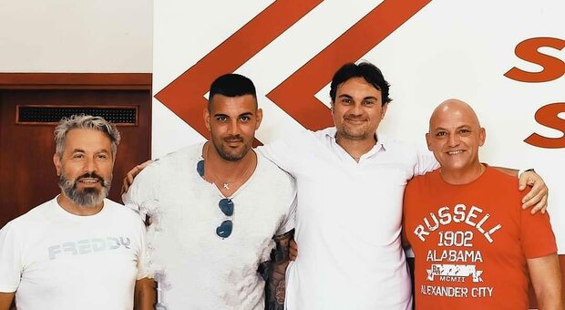 Da sinistra il preparatore atletico Antonio Salone, il massaggiatore Gian Luca Silvestri, il mister Ubaldo Coco e il preparatore dei portieri Mirko Antelmi