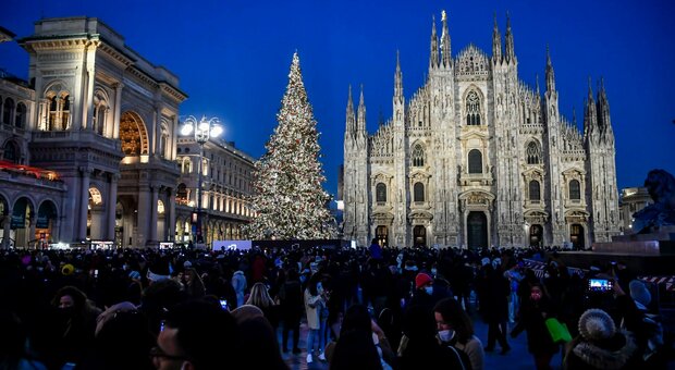 L'accensione dell’albero in piazza Duomo a Milano