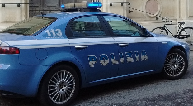 Offre 100 euro ai poliziotti per evitare la multa: «Prendetevi un caffè». Arrestato