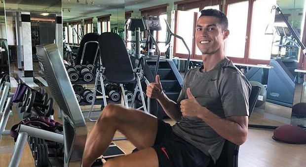 Juventus, squadra a riposo ma Cristiano Ronaldo lavora in palestra: «Buona domenica»