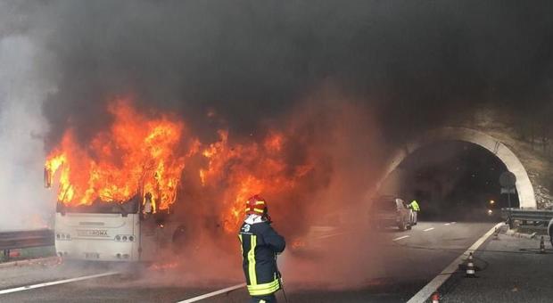 Bus in fiamme in autostrada, si salvano 30 passeggeri