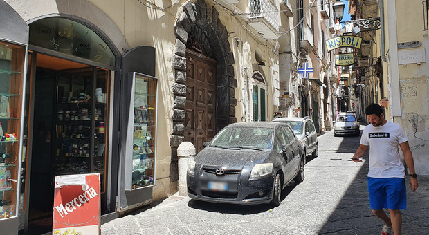 Salerno, sosta selvaggia in centro: «Negozi e case off limits»