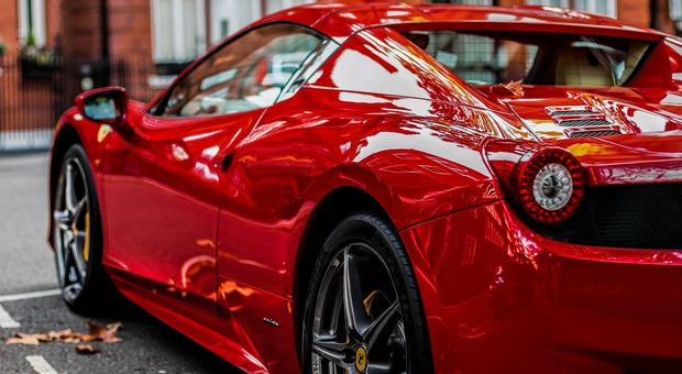 Imprenditore dichiarava 13mila euro ma girava in Ferrari (Foto di Toby Parsons da Pixabay)