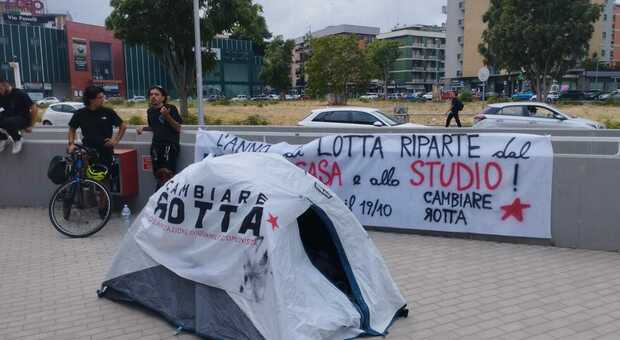 Università, tornano le tende in piazza anche a Bari per protestare contro il caro-affitti