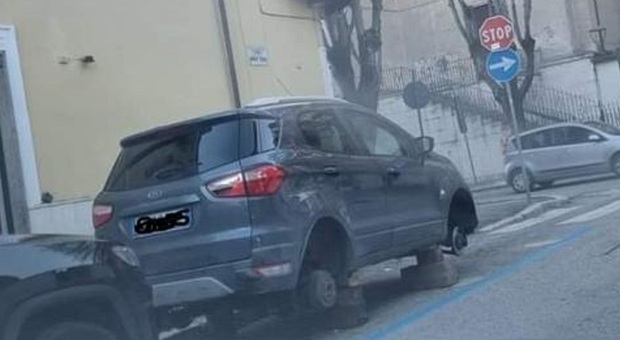 La fidanzata la lascia e lui le buca le gomme dell'auto: identificato dai carabinieri