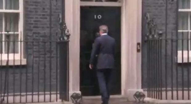 Cameron entra per l'ultima volta a Downing Street canticchiando "du du du"