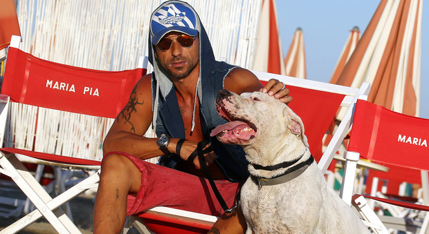Costantino Vitagliano in vacanza, passeggiata solitaria col cane sulla spiaggia