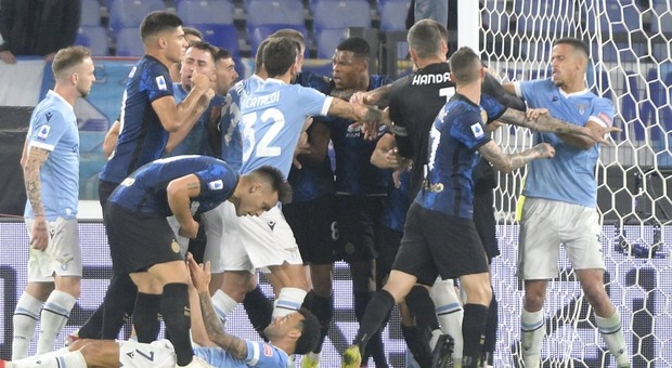 Lazio-Inter 3-1, caos e rissa a fine partita: polemiche per il gol di Felipe Anderson. Ecco cosa è successo