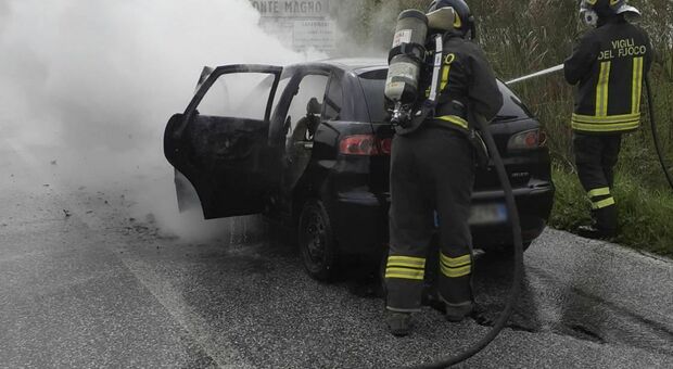 Monte Roberto, l'auto si incendia dopo l'incidente: tre donne al Pronto soccorso