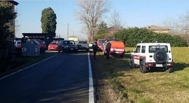 Ragazzo di 14 anni trovato morto in un canale vicino a Modena: si sarebbe sparato con la pistola del padre
