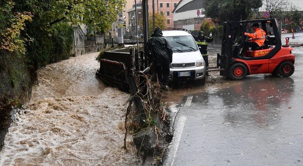 Genova sottacqua, pioggia record nella notte: strade allagate. Il comune: «Restate a casa»
