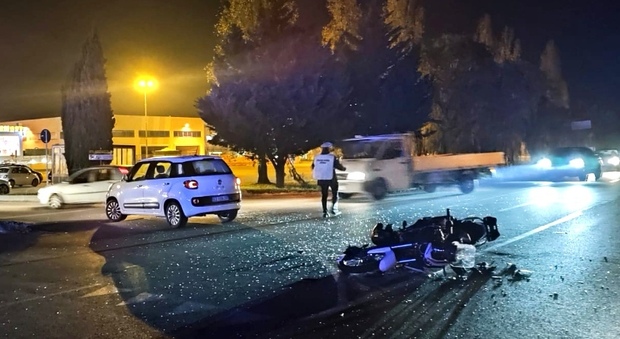 Roma, scontro tra auto e scooter a via di Torrevecchia: morto un 40enne