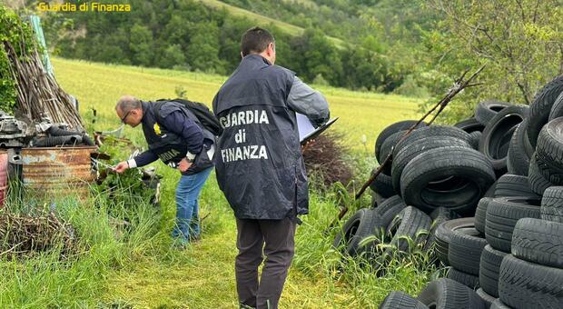 Monte Vidon Corrado, batterie, pneumatici e pezzi di auto nella discarica abusiva scoperta dall'elicottero
