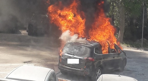 Falconara, auto in fiamme in strada, i residenti si barricano in casa temendo un'esplosione