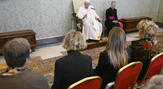 Papa Francesco: «Basta trattare le donne come scarti, i governi cancellino le leggi discriminatorie»