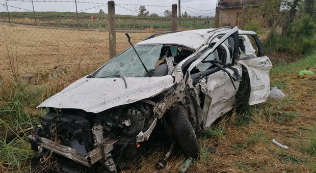 Incidente in via Mediana ad Aprilia, un morto e quattro feriti. «Mix tra alta velocità e asfalto bagnato»