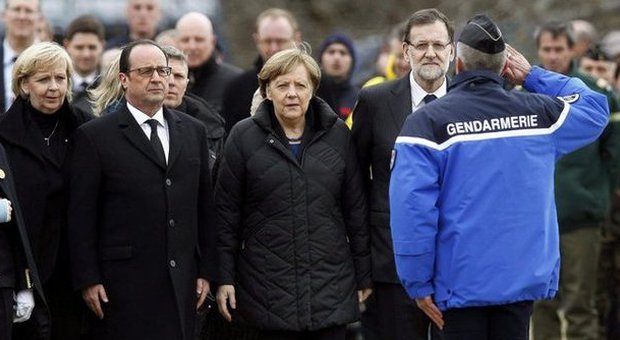 Airbus caduto, Hollande, Merkel e Rajoy sul luogo del disastro. Indagine congiunta tra Francia, Germania e Spagna