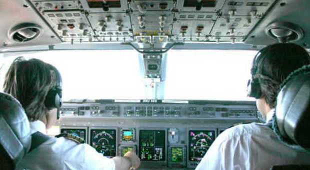 Piloti pronti in cabina al decollo