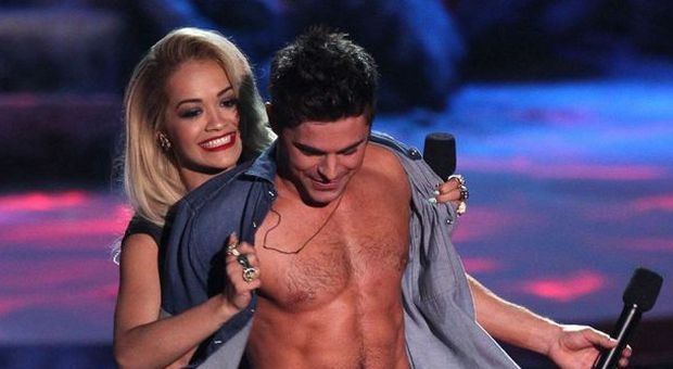 Rita Ora e Zac Efron, miglior esibizione a petto nudo
