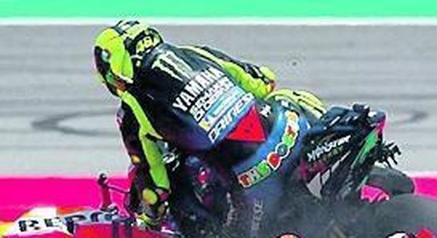 Follia Lorenzo: cade e manda ko Rossi e Dovizioso